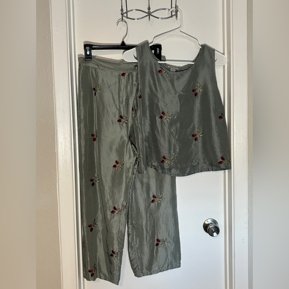 Vintage Silks By I.S.C Brand 100% Silk Embroidered Rose Buds 2 Piece Set